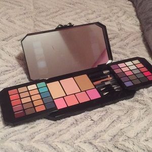 Victoria’s Secret Give Me Glam Makeup Kit